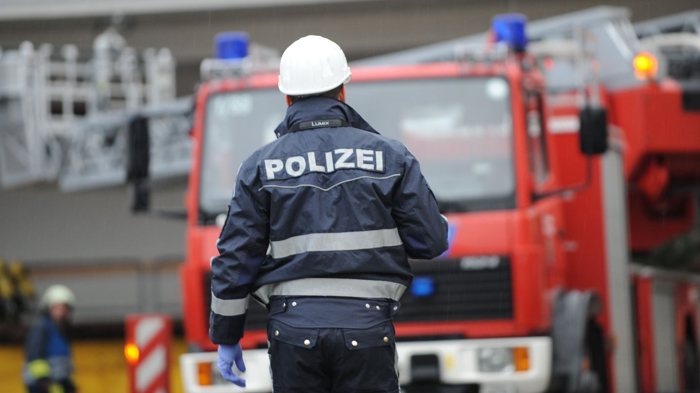 Polizist bei Feuerwehr-Einsatz