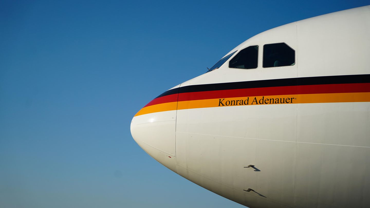  Der Regierungs-Airbus A340 steht auf dem Rollfeld des Flughafens Tegel