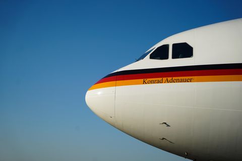  Der Regierungs-Airbus A340 steht auf dem Rollfeld des Flughafens Tegel