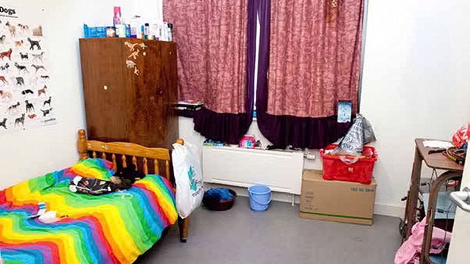 Sekte: Erst spät bekam Katy, damals Genossin Prem, ihr eigenes Zimmer mit eigenem Bett Erst spät bekam Katy, damals Genossin Prem, ihr eigenes Zimmer mit eigenem Bett