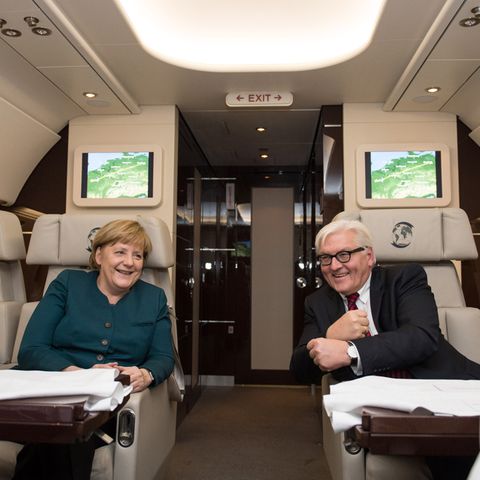 Bundeskanzlerin Angela Merkel (l.) und Außenminister Frank-Walter Steinmeier unterhalten sich auf dem Rückflug von Paris am 18.12.2013 nach dem Antrittsbesuch beim französischen Präsidenten