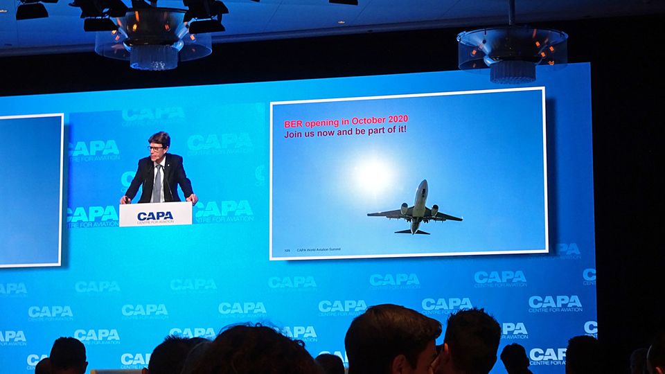 Follow Me: Wirbt für Berlin und den BER: Der Chef der Berliner Flughäfen Engelbert Lütke Daldrup bei seiner Präsentation auf dem World Aviation Outlook Summit. Wirbt für Berlin und den BER: Der Chef der Berliner Flughäfen Engelbert Lütke Daldrup bei seiner Präsentation auf dem World Aviation Outlook Summit.