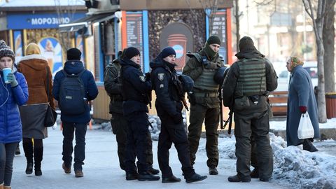 Soldaten der ukrainischen Nationalgarde patrouillieren im Zentrum Kiews (Symbolbild)