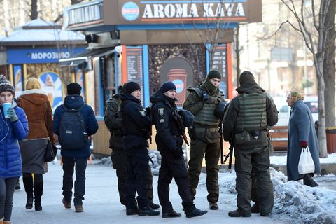 Soldaten der ukrainischen Nationalgarde patrouillieren im Zentrum Kiews (Symbolbild)