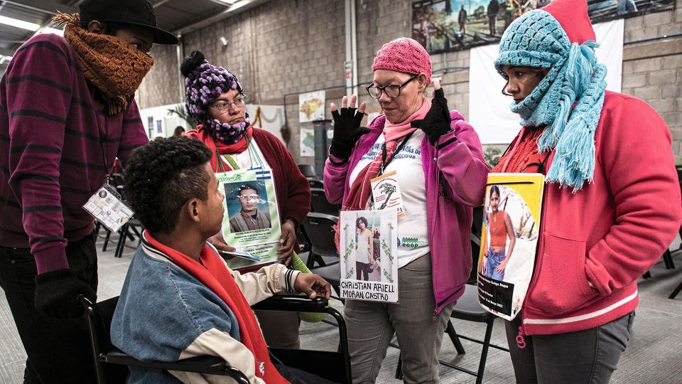 Flüchtlinge in Mittelamerika: In einer Notunterkunft im mexikanischen Guadalajara befragen sie geflüchtete Landsleute In einer Notunterkunft im mexikanischen Guadalajara befragen sie geflüchtete Landsleute