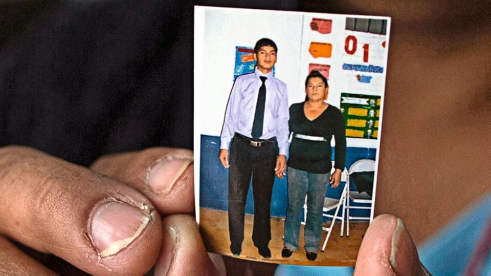 Flüchtlinge in Mittelamerika: María Inés hält ein Bild, das sie und ihren Sohn René zeigt. Er floh 2013 aus El Salvador. María Inés hält ein Bild, das sie und ihren Sohn René zeigt. Er floh 2013 aus El Salvador.