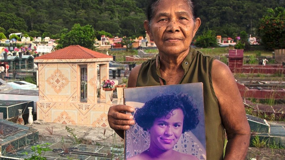 Flüchtlinge in Mittelamerika: Angela Orellana am Grab ihrer Tochter Karen, die 1999 umkam Angela Orellana am Grab ihrer Tochter Karen, die 1999 umkam
