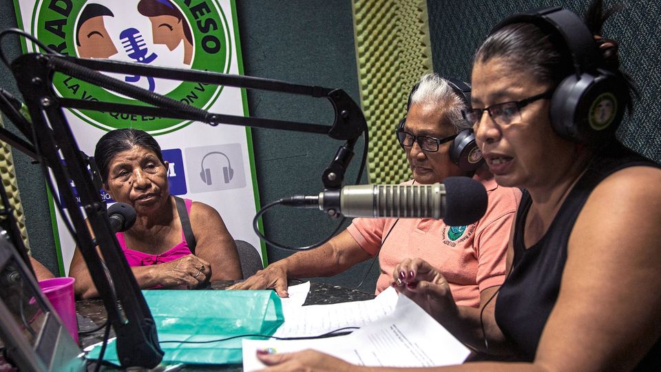 Flüchtlinge in Mittelamerika: Über ein eigenes Radioprogramm halten die Mütter Kontakt Über ein eigenes Radioprogramm halten die Mütter Kontakt