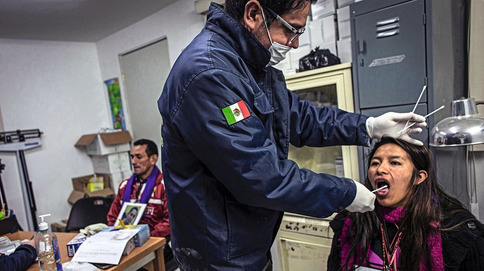 Flüchtlinge in Mittelamerika: In Guadalajara nehmen Forensiker DNA-Proben von Migranten, um sie abzugleichen mit den Überresten nicht identifizierter Leichen in Massengräbern In Guadalajara nehmen Forensiker DNA-Proben von Migranten, um sie abzugleichen mit den Überresten nicht identifizierter Leichen in Massengräbern