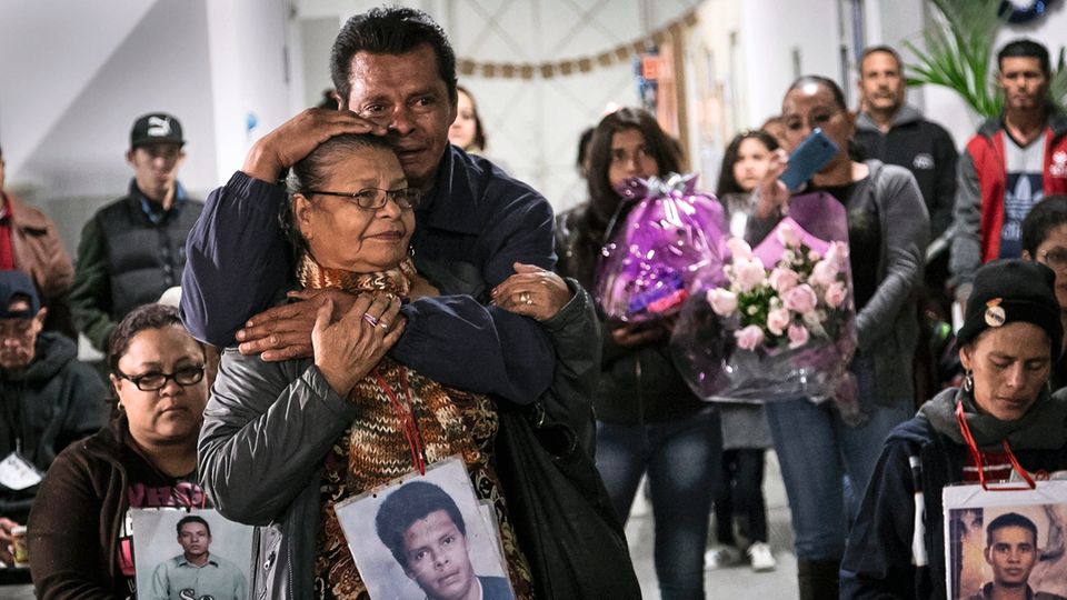 Flüchtlinge in Mittelamerika: Mauro, einen ihrer beiden so lange vermissten Söhne, hat Clementina Murcia mithilfe der Radiostation finden können. In Guadalajara feiern die beiden eine emotionales Wiedersehen. Mauro, einen ihrer beiden so lange vermissten Söhne, hat Clementina Murcia mithilfe der Radiostation finden können. In Guadalajara feiern die beiden eine emotionales Wiedersehen.