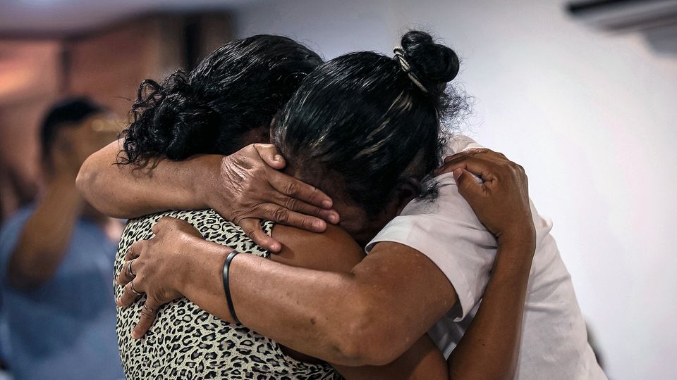 Flüchtlinge in Mittelamerika: Pilar Escobar kann ihre Tochter Olga in die Arme schließen; ihre jahrelange Suche findet ihren Abschluss im mexikanischen Chiapas. Die Gewissheit, dass Olga lebt, ist für die Mutter eine ungeheure Erleichterung. Und dennoch hat sie ihr erwachsenes Kind verloren – an einen gewalttätigen Mann, der Olga zur Prostitution zwingt. Pilar Escobar kann ihre Tochter Olga in die Arme schließen; ihre jahrelange Suche findet ihren Abschluss im mexikanischen Chiapas. Die Gewissheit, dass Olga lebt, ist für die Mutter eine ungeheure Erleichterung. Und dennoch hat sie ihr erwachsenes Kind verloren – an einen gewalttätigen Mann, der Olga zur Prostitution zwingt.