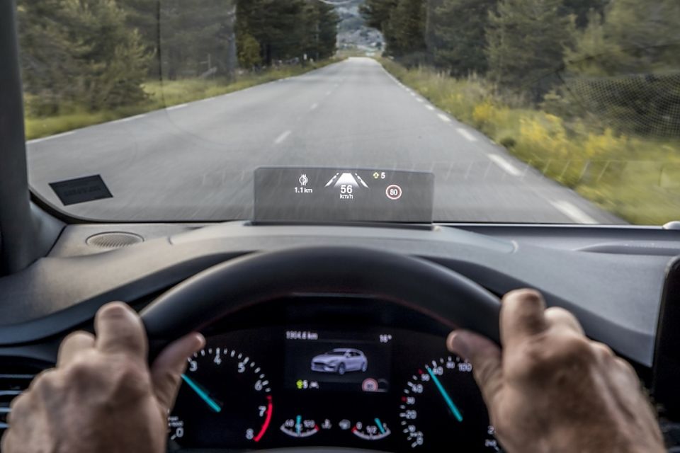 Ford Focus 1.0 Ecoboost - das Head-Up-Displays auf der ausgeklappten Scheibe wirkt billig