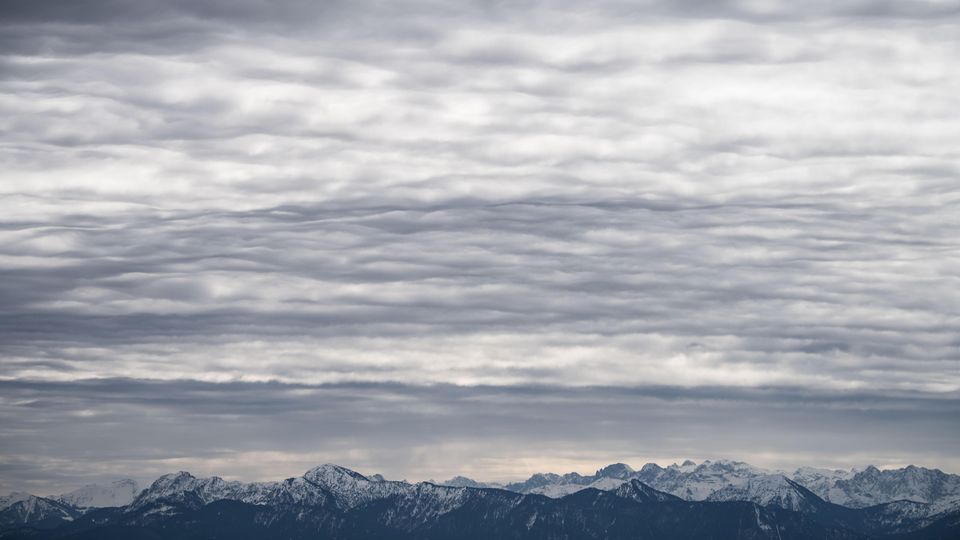 Eine Wolkenschicht über den Alpen