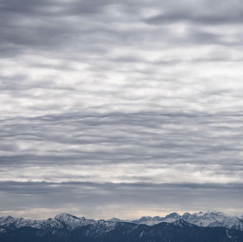 Eine Wolkenschicht über den Alpen