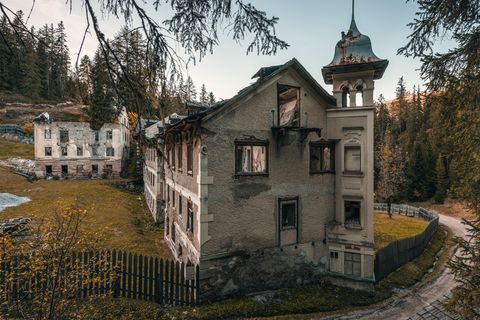 Wo vor 100 Jahren die Reichen und Schönen kurten, nisten heute Vögel im Gebälk und hausen Mäuse