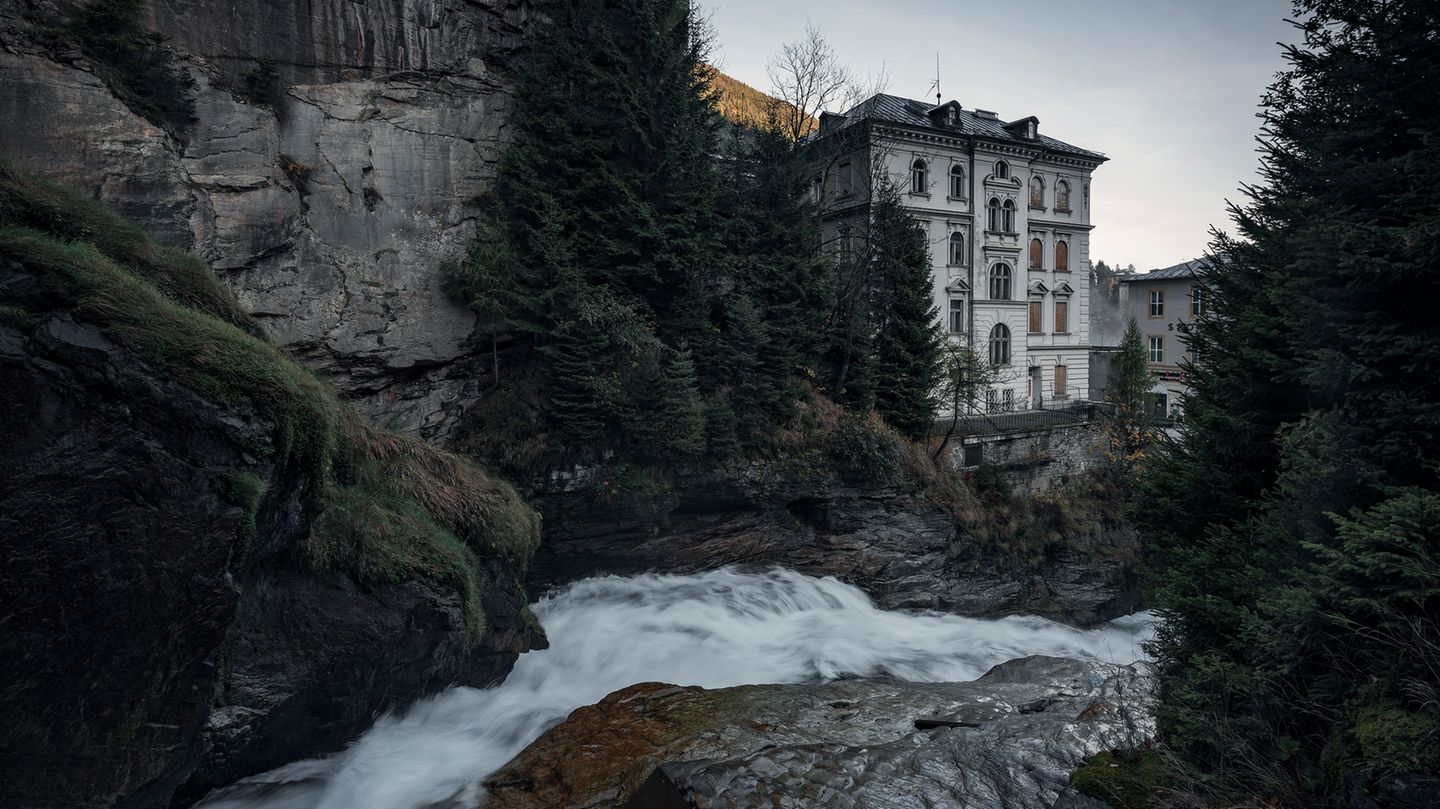 Vernagelte Fenster in Bad Gastein: Im Vordergrund fließt die Gasteiner Ache