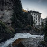 Vernagelte Fenster in Bad Gastein: Im Vordergrund fließt die Gasteiner Ache