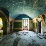 Dem Himmel so nah? Bemalte Decke einer Hauskapelle im Keller eines verlassenen Schlosses in den Bergen.