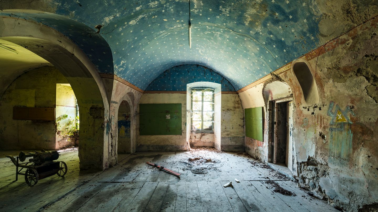 Dem Himmel so nah? Bemalte Decke einer Hauskapelle im Keller eines verlassenen Schlosses in den Bergen.