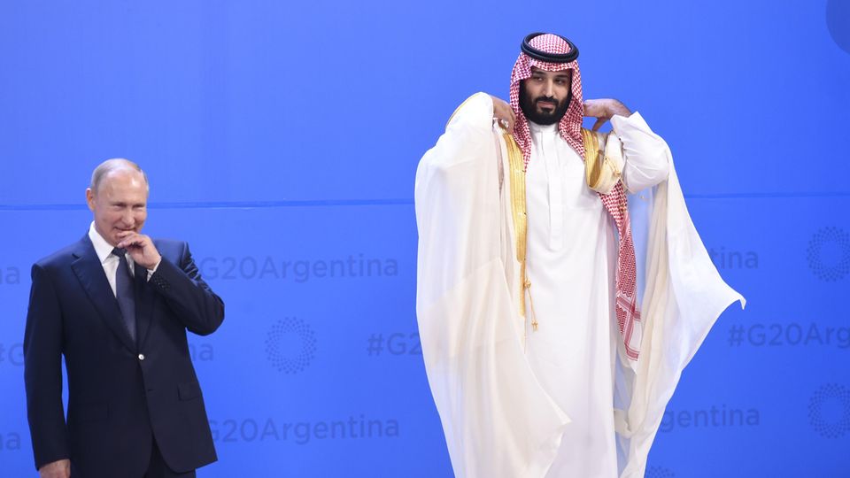 Russlands Präsident Wladimir Putin (l.) und der saudische Kronprinz Mohammed bin Salman beim G20-Gipfel in Buenos Aires (Argentinien)
