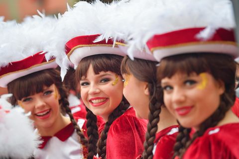 Funkenmariechen eines Karnevalvereines stehen zu Beginn der fünften Jahreszeit vor dem Rathaus der südbrandenburgischen Stadt