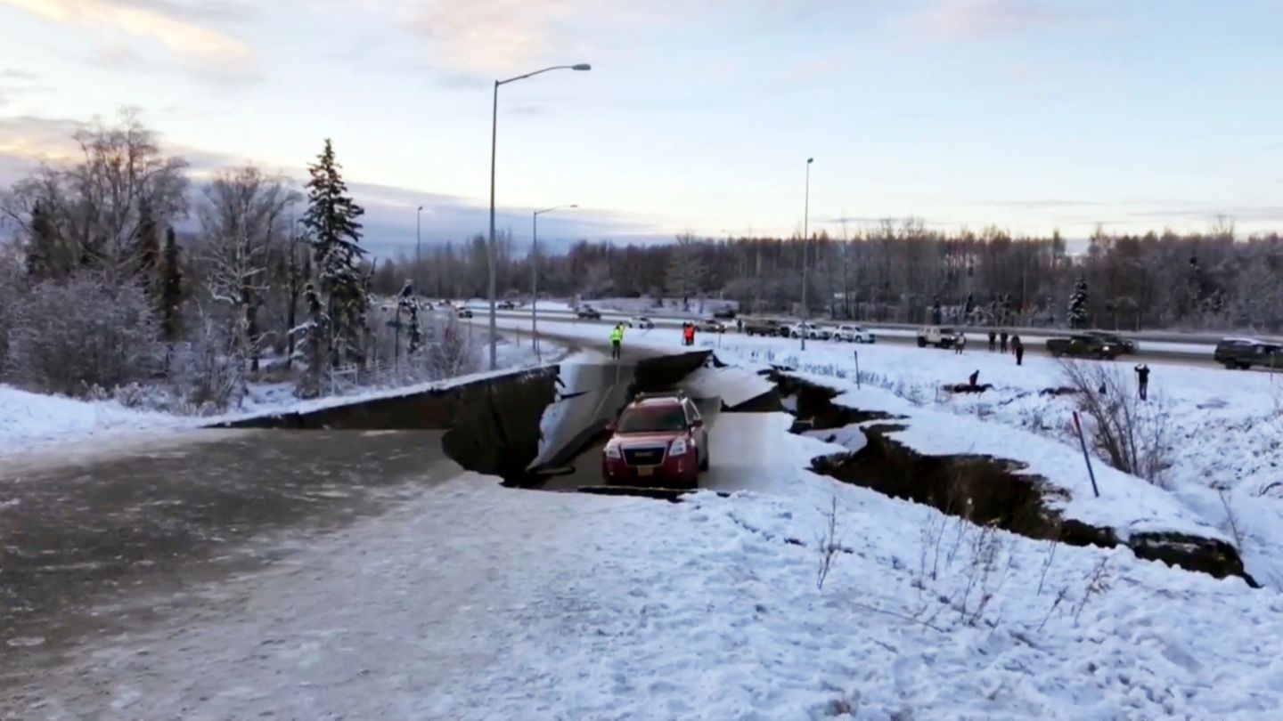 Ein Auto ist auf einem eingestürzten Abschnitt der Abfahrt von Anchorage eingeschlossen