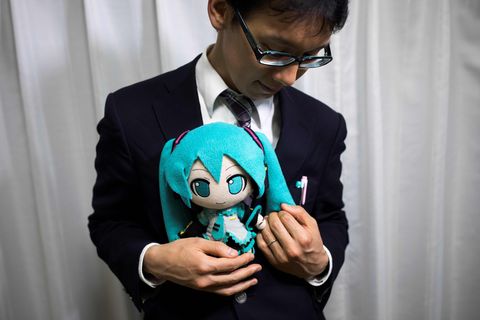 Akihiko Kondo mit Hatsune Miku