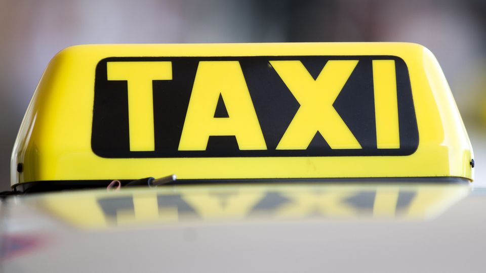 News am Wochenende: Weil zwei Fahrgäste den Preis für ihr Taxi nicht bezahlen wollten, wurde der Fahrer mit einem Samuraischwert angegriffen. Der Vorfall ereignete sich in der Nähe der österreichischen Stadt Graz. Weil zwei Fahrgäste den Preis für ihr Taxi nicht bezahlen wollten, wurde der Fahrer mit einem Samuraischwert angegriffen. Der Vorfall ereignete sich in der Nähe der österreichischen Stadt Graz.