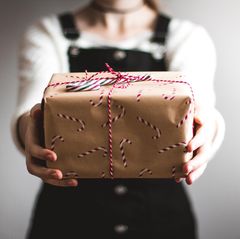 Frau mit Geschenk