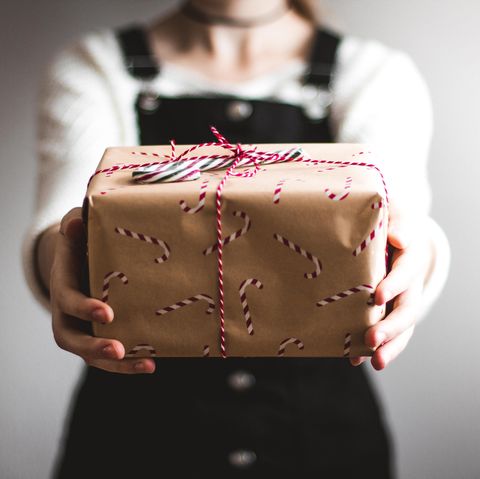 Frau mit Geschenk