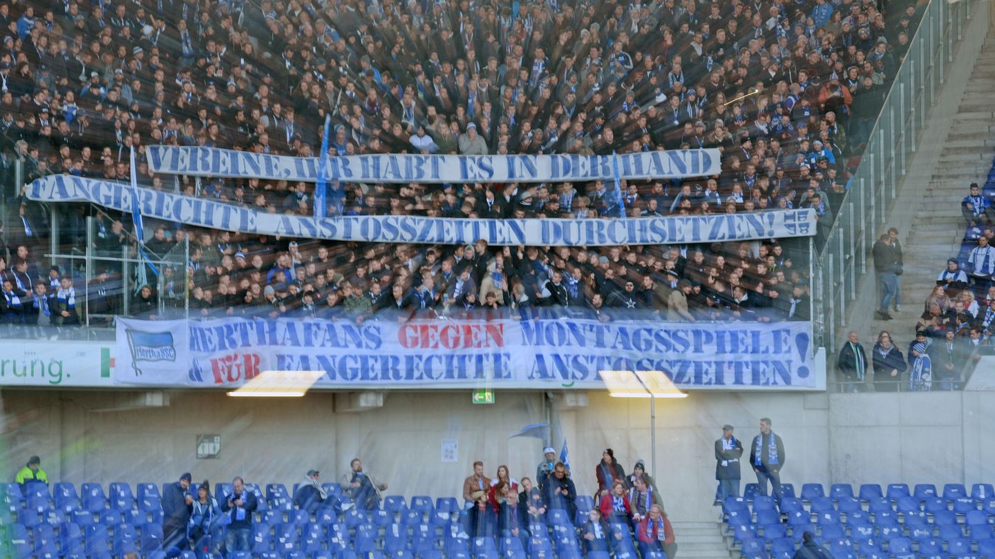 Bundesliga im stern-Check: Bild des Spieltags Die Bilder dieses Wochenendes lieferten die Fans wie hier in Berlin mit ihren Bannern und dem dazugehörigen Stimmungsboykott. Um gegen Spiele unter der Woche zu protestieren, blieben viele Fans im ersten Durchgang ungewohnt ruhig. Auf Verständnis stieß die Aktion bei einigen Trainern, wie BVB-Coach Lucien Favre. "Ich verstehe total, dass die Leute protestieren. Ich würde alle Spiele am Montag total verbieten", sagte der Fußball-Lehrer. Er betonte aber: "Ich bedauere es für uns. Denn die Fans bringen uns viel, wir brauchen ihre Unterstützung." Auch in Berlin hieß es an die Vereine gerichtet: "Ihr habt es in der Hand."