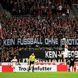 In Stuttgart wurde derweil auch gegen den Videobeweis demonstriert, ein weiteres Hassobjekt vieler Fußballromantiker.