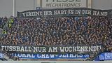 "Fußball nur am Wochnenende" forderten die Fans auch schon am Freitag in Paderborn.