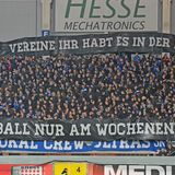 "Fußball nur am Wochnenende" forderten die Fans auch schon am Freitag in Paderborn.