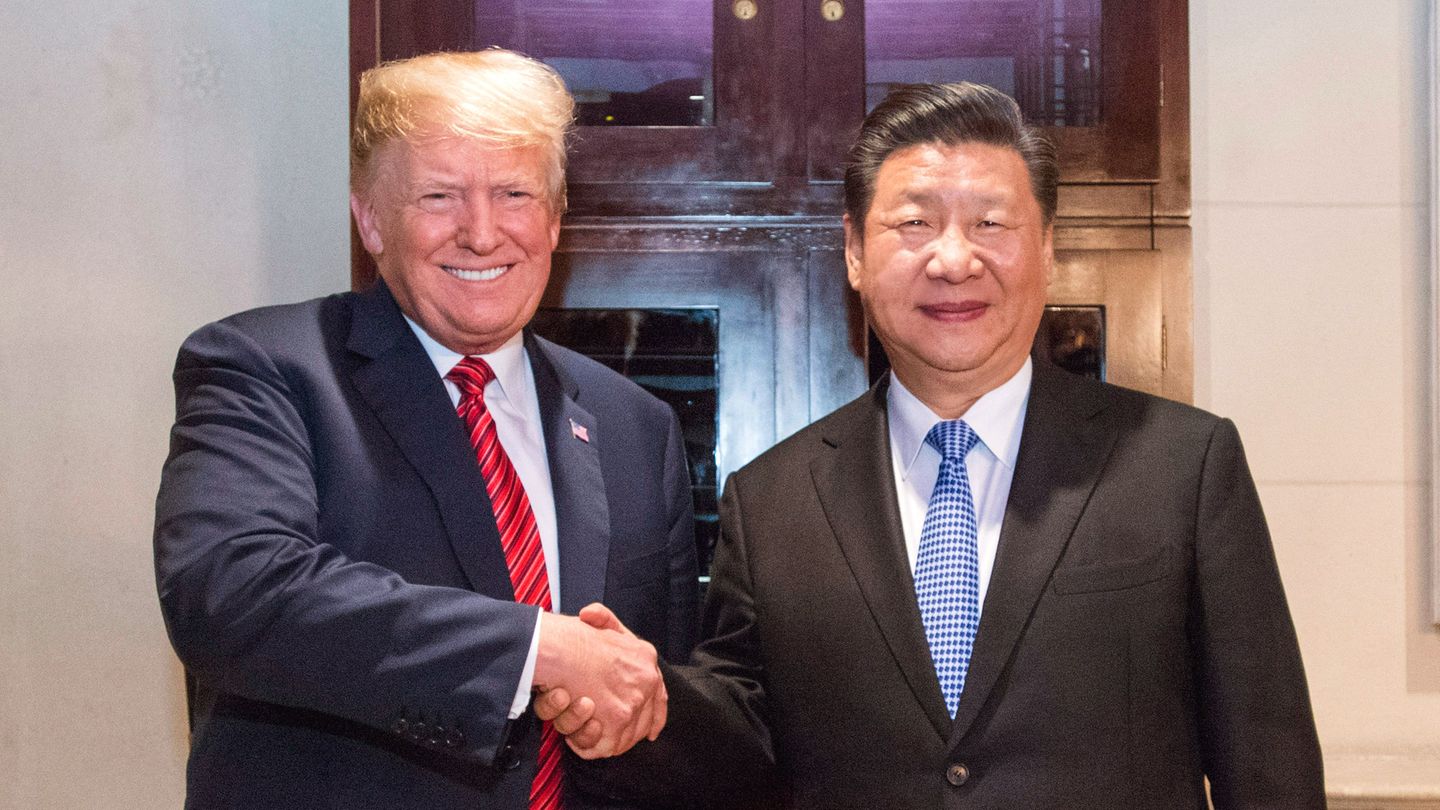 Erst hart verhandelt, dann Handschlag: Chinas Präsident Xi Jinping (r.) und sein US-Kollege Donald Trump