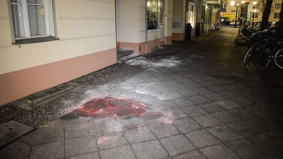 Auf einem Bürgersteig in Berlin-Charlottenburg ist eine Blutlache zu sehen