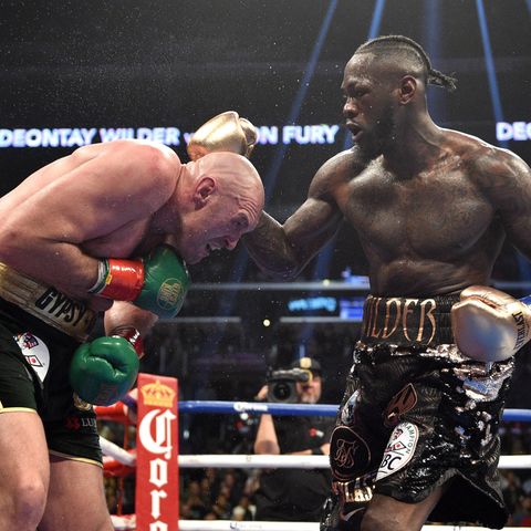 Boxen: Tyson Fury gegen Deontay Wilder stehen im Ring und boxen