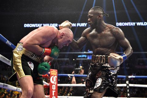 Boxen: Tyson Fury gegen Deontay Wilder stehen im Ring und boxen