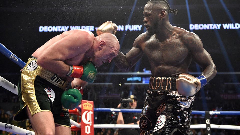 Boxen: Tyson Fury gegen Deontay Wilder stehen im Ring und boxen
