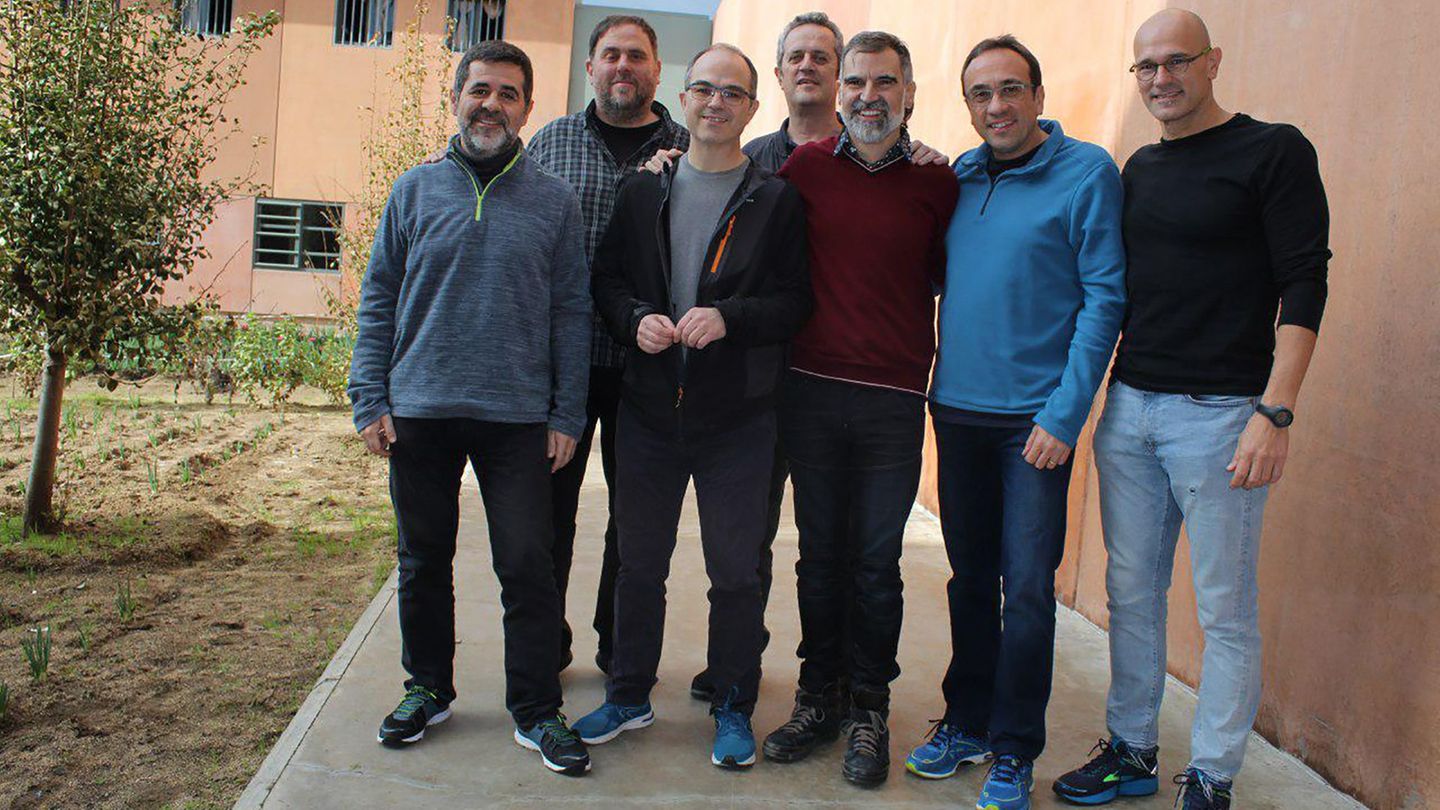 Ein Foto der zum Teil seit mehr als einem Jahr inhaftierten Katalanen im Innenhof des Gefängnisses Lledoners. Der erste und dritte von links sind in einen Hungerstreik getreten: Jordi Sànchez, Oriol Junqueras, Jordi Turull, Joaquim Forn, Jordi Cuixart, Josep Rull and Raul Romeva (v.l.n.r.).