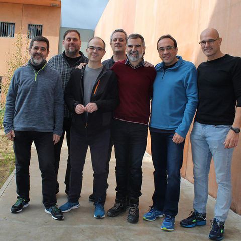 Ein Foto der zum Teil seit mehr als einem Jahr inhaftierten Katalanen im Innenhof des Gefängnisses Lledoners. Der erste und dritte von links sind in einen Hungerstreik getreten: Jordi Sànchez, Oriol Junqueras, Jordi Turull, Joaquim Forn, Jordi Cuixart, Josep Rull and Raul Romeva (v.l.n.r.).
