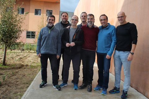 Ein Foto der zum Teil seit mehr als einem Jahr inhaftierten Katalanen im Innenhof des Gefängnisses Lledoners. Der erste und dritte von links sind in einen Hungerstreik getreten: Jordi Sànchez, Oriol Junqueras, Jordi Turull, Joaquim Forn, Jordi Cuixart, Josep Rull and Raul Romeva (v.l.n.r.).