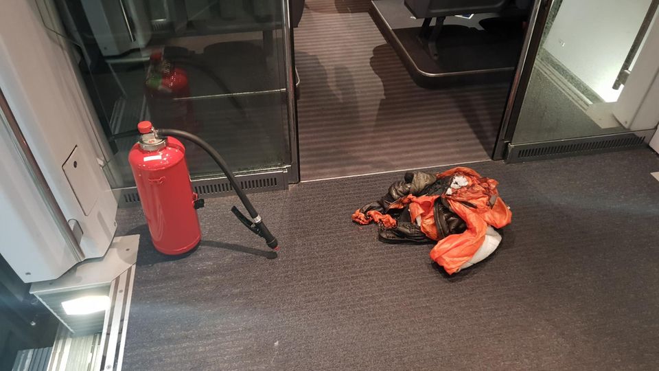 Nachrichten aus Deutschland: Eine verbrannte Jacke liegt in einem ICE nach München