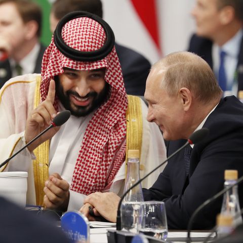 Wurde trotz der Khashoggi-Affäre auf dem G20-Gipfel in Buenos Aires herzlich empfangen: Mohammed bin Salman, Kronprinz von Saudi-Arabien (l.), im Gespräch mit Russlands Präsident Wladimir Putin