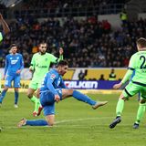 Große Aufregung um diese Szene: Schalke-Mann Oczipka bekommt den Ball an die Hand