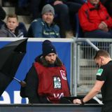 Schiedsrichter Kampka schaut sich eine Wiederholung am Videobeweis-Bildschirm an