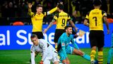 Lukasz Piszczeck feiert zusammen mit Alcácer das Tor zum 2:0