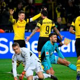 Lukasz Piszczeck feiert zusammen mit Alcácer das Tor zum 2:0