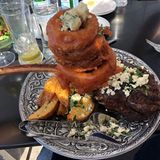 Die waren Ausmaße des Fred Flintstone Tomahawk Rib Eye Steaks werden auf diesem Bild nicht deutlich