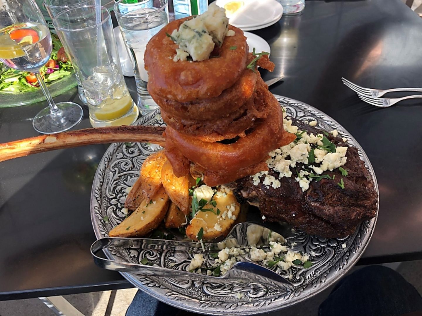 Die waren Ausmaße des Fred Flintstone Tomahawk Rib Eye Steaks werden auf diesem Bild nicht deutlich